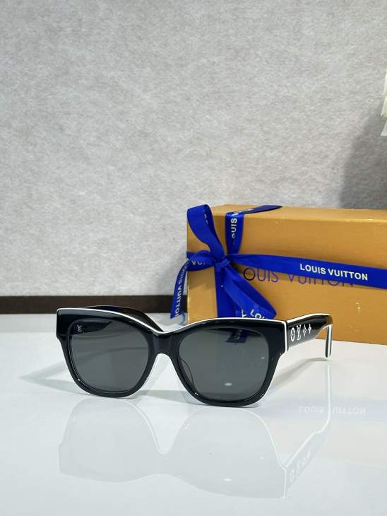 Picture of Louis Vuitton Sunglasses _SKUfw77895112fw